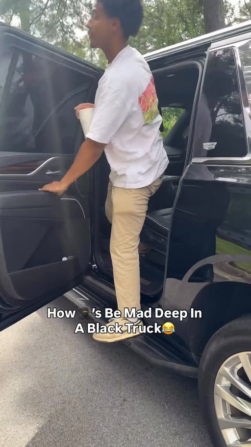 Everyone splitting that bih just to pull up lookin fly😂😂 Yall tap in with @solomonic.limo !!
*
*
*
#reels #funnyvideos #relatable #mrgoopie #blacktruck