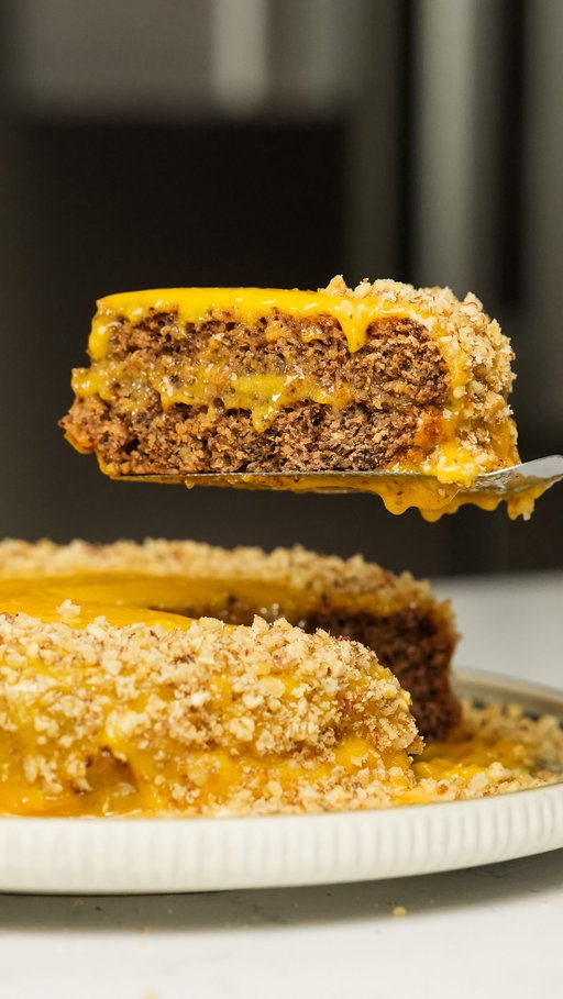 Bolo de Noz com cobertura de doce de ovos...na Air Fryer! 😍
Fofinho, com sabor a Natal e impossível de resistir.

✨Comente BOLO e receba a receita completa.✨

Só vai precisar de :
- 4 ovos
- 100g de açúcar 
- 60ml de leite
- 120g de farinha
- 1 colher de chá de fermento
- 150g de nozes picadas
- 1 colher de chá de baunilha q.b.

Para o doce de ovos:
- 6 gemas
- 150 g de açúcar
- 150 ml de água
- 1 tira de casca de limão
- 1 pau de canela (opcional)

Com a @radiopopular e a @apitadadopai o Natal fica ainda mais doce! ✨
Receitas práticas, cheias de sabor e as melhores Air Fryers para facilitar tudo. ❤️

#bolo #receitas #natal #airfryer #apitadadopai #radiopopular