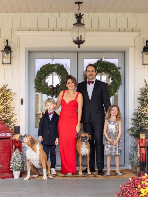 Taking family photos is one of my favourite holiday traditions. It’s so fun looking back at all of our photos throughout the years and watching everyone grow up…♥️ @justinpasutto
⠀⠀⠀⠀⠀⠀⠀⠀⠀
2025 ➡️2015... stay tuned for this year’s family photos, including the hilarious behind-the-scenes of trying to get everyone (including all three pets) to look at the camera 😵‍💫 😂