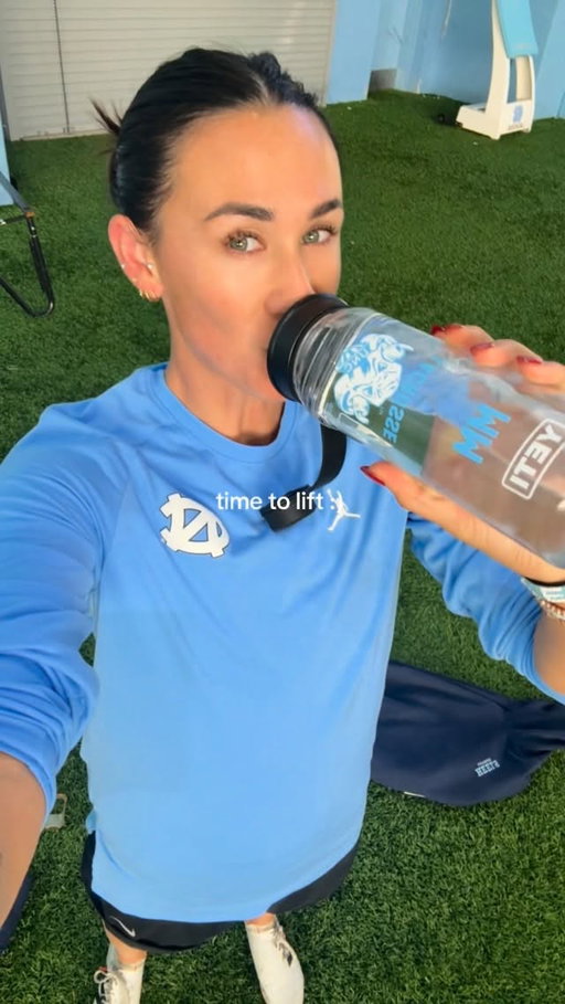 Speed & Acceleration day! Come sprint with me 🏃‍♀️ 

Resistance sprints 10yds x6
20yd sprints x6
Sprint 10 yd run 10yd sprint 10yd x3 
Flying 10s x4
100s (focus on technique) x6 

#running #sprinttraining #sprint #acceleration #workout #lacrosse
