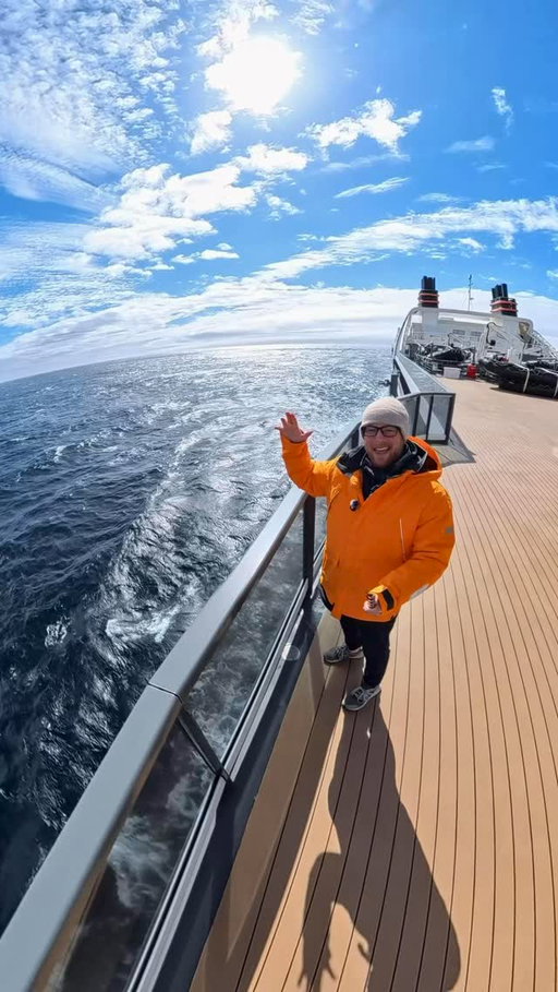 Here’s what it’s like to sail through the ROUGHEST body of 🌊 in the entire world: the DRAKE PASSAGE! 🇦🇶 (stay for a surprise at the end 🐋)