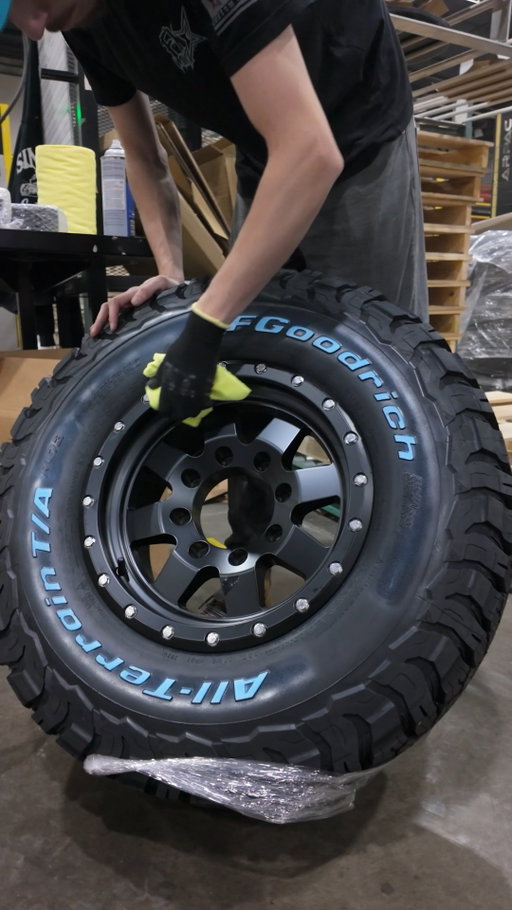 @racelinewheels Defender 935B ❌ @bfgoodrichtires T/A KO3 #mrwheeldeal #bfgoodrichtires #racelinewheels