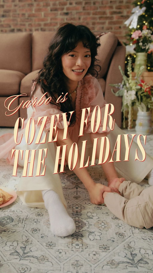 Ceramic artist and mom @garbo.zhu focuses on atmosphere in her young family’s home to create a sanctuary where they can slow down, no matter how busy life gets. With pieces that are worry-free and easy to care for, there’s more time for sharing simple rituals and cozy moments. 

#CozeyForTheHolidays 
__

Artiste céramiste et maman, @garbo.zhu mise sur l’atmosphère dans la maison de sa jeune famille pour créer un véritable sanctuaire où ils peuvent ralentir, peu importe le rythme de la vie. Grâce à des pièces sans souci et faciles d’entretien, il reste plus de temps pour partager de simples rituels et des moments douillets. 

#CozeyPourLesFêtes