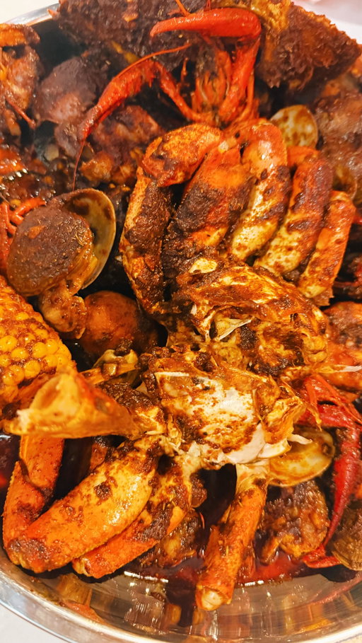 ✨ Hosted ✨ 
Had a blast @bagocrabfederalway with their combo #4 that came with 1 Dungeness Crab, 3/4lb Shrimp (head off), 1lb Crawfish, 1lb Clam, 2 Corns, 2 Potatoes, and 4 Sausage Slices 🤤