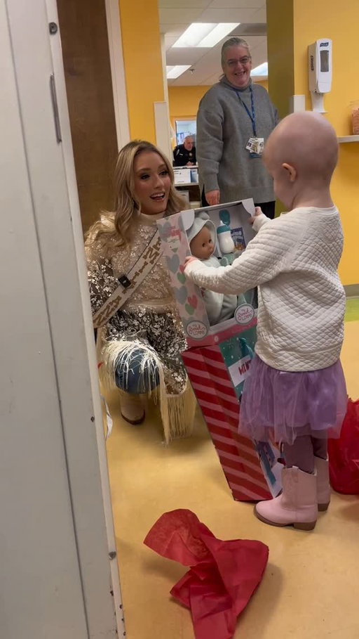 This is what the holidays are all about! So proud to partner with @pilotflyingj to bring gifts & music to some of the kids at Children’s Hospital in East TN. This is how we make the miles matter!! 
#pilot #makethemilesmatter