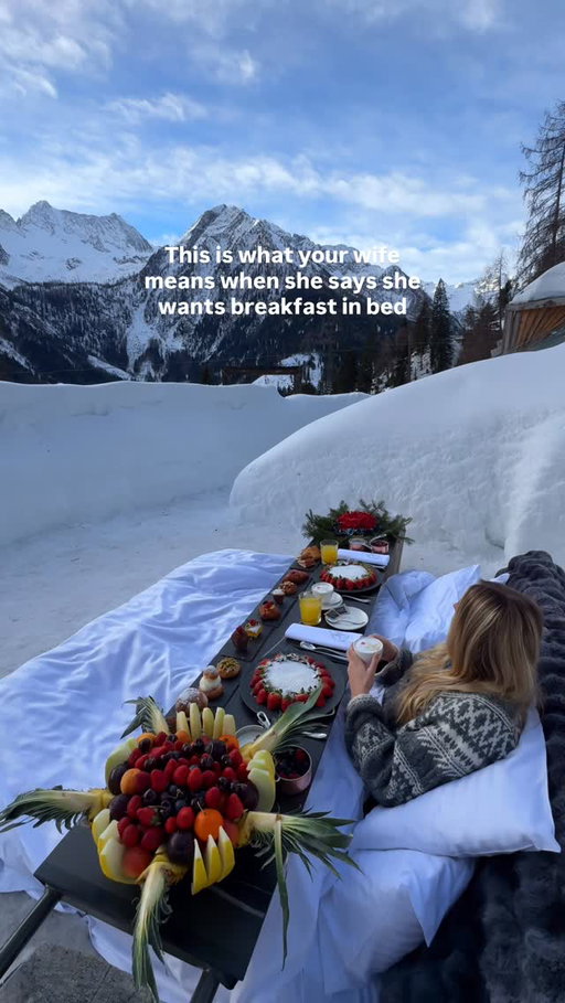 Breakfast in bed.. Italian Alps style 🏔️☕️🥞🍓🥐