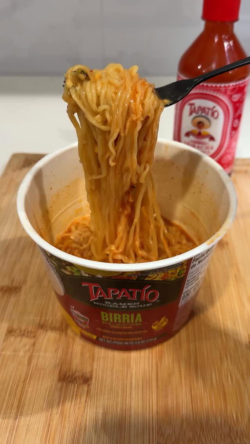 Tapatio sriracha with Birria ramen🤌

Follow @tapatiohotsauce for more heat
#tapatiohotsauce #hotsauce #sriracha