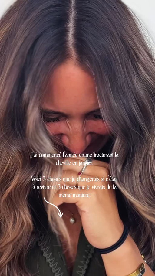 Une année à se reconstruire ça nous apprend plein de choses.

Ce que je changerais:
- même si c’est compliqué, je demanderais de m’amener dehors. Avoir la jambe dans le plâtre en hiver, ça m’a confiné à l’intérieur et j’ai trouvé cela difficile
- ne pas penser que je suis une super-héros qui peut tout faire. C’est ok d’accepter de ralentir
- ne pas me forcer à sourire ou être heureuse (sauf devant mes enfants): pleurer et accepter que c’est une épreuve au lieu d’enfouir le tout pour foncer

Ce que je ferais de la même manière:
- m’entourer de professionnels comme l’équipe de @nxtgphysio et @chirostbruno pour avoir une guérison optimale
- dire oui à l’aide que la famille et les amis proposent. Être blessée ça peut mettre beaucoup de pression sur le couple et la famille et ces moments de répit font toute la différence
- être positive et faire confiance que mon corps peut rebondir