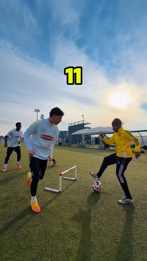 @wizzywoow and @mkfray join Juventus Next Gen ballers @francesco.crapisto__ @nganavaldes42 and @luca.amaradio for a tekky passing carousel! 😵‍💫⚽️

Those last ones got flairy!!! 😂🤩