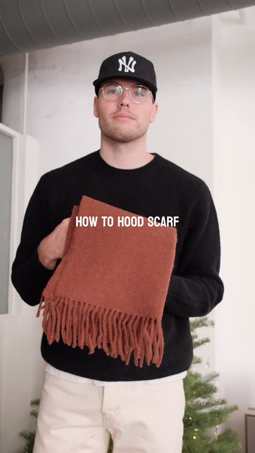 the best way to wear a scarf in my opinion 🧣 
.
scarf @octobre_editions 
hat @envylavie_ 
sweater @octobre_editions 
.
#hoodscarf #scarftutorial #howtowearscarf #styleguide #mensfashiontips