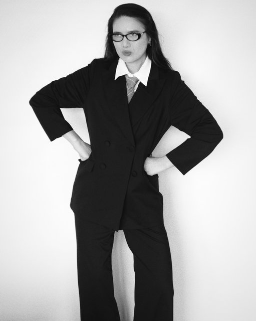 Styling my @mrsmommabearofficial 3-piece suit in the best way that I know ... with a tie. Mrs. Momma Bear brings together luxury and performance while still focusing on outstanding silhouettes. The fabric is made to move and feel extra comfortable, almost as if you are wearing athletic gear because it stretches in all the right places. Whether the Dahlia blazer, Magnolia vest and Magnolia pants are styled together or separately, these pieces feel quietly luxe and purposefully minimal to perfection.