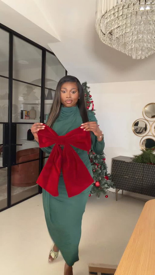 7 days till Christmas…now we can start the festivities! Works out let the enjoyments begin 🎄 
My Dress is not a bow it’s @clubllondon 
The team @apphiaevents really brought this together ❤️

A giveaway everyday leave a comment tag a friend and leave some love to enter ❤️