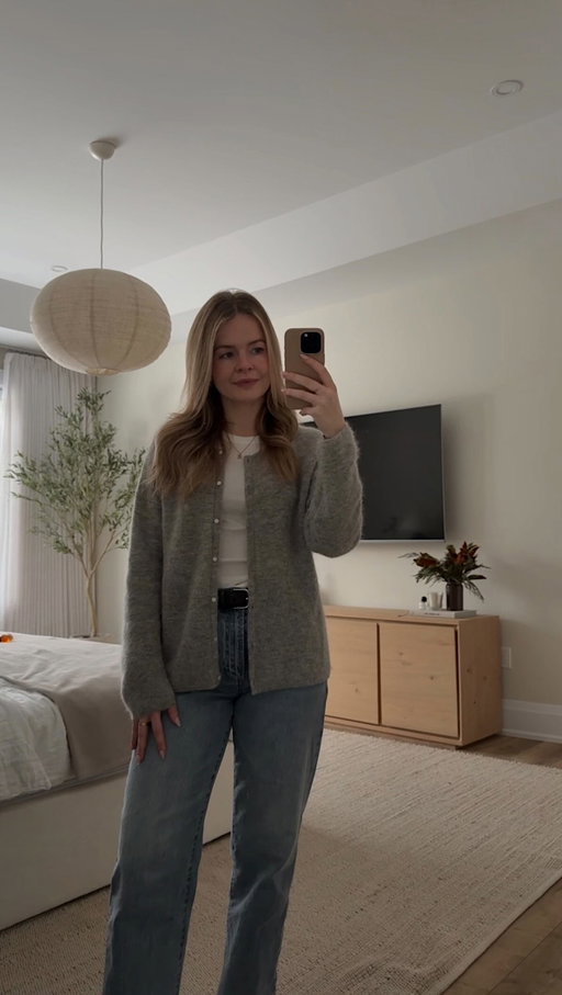 Spend a December morning with me! Going to miss having my morning coffee by the Christmas tree 🎄

Currently loving the vinoperfect line from @caudalie, my favourite knit cardigan from @sezane, and the coziest vanilla gourmand fragrance from @themakerhotel 🤍

What are your winter favourites right now? 

#torontobeautyblogger #morningroutines #productivemorning #morningmotivation #morningroutineaesthetic #mondaymotivation #morningdiaries #thatgirllifestyle