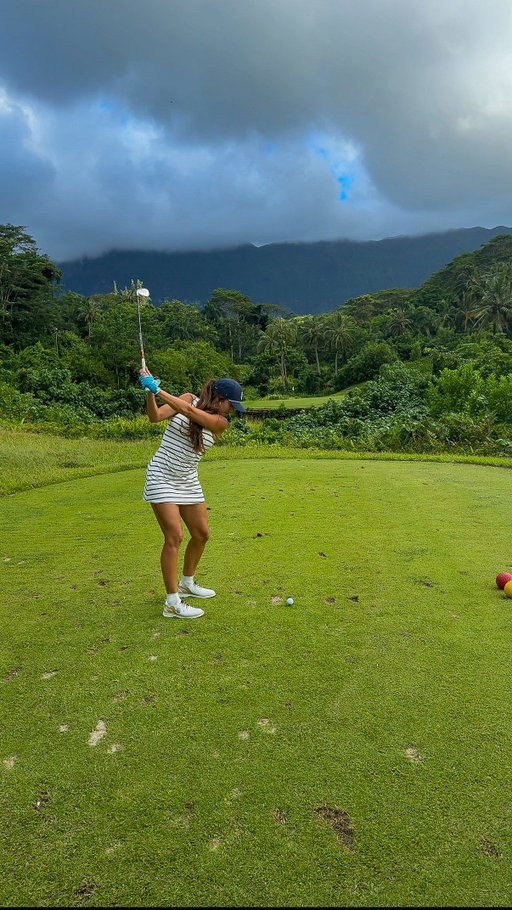 This shot made the tiny thug inside me come out 😂 my bad @schylerhorne
•
•
#golfhumor #golfshot #golfgirl #latinagolfer