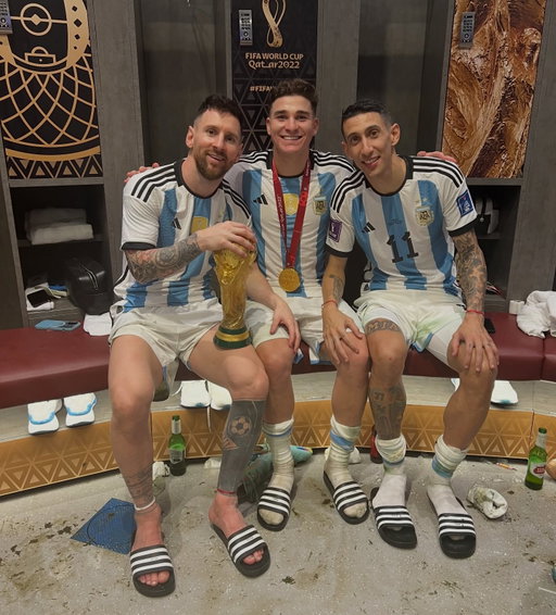 TRES AÑOS 
TRES ESTRELLAS 

⭐️⭐️⭐️