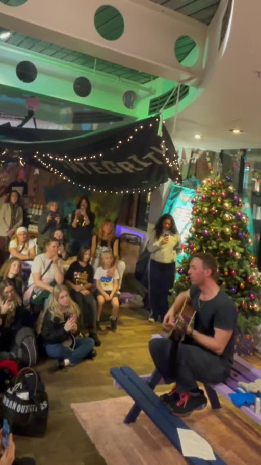 Chris surprised shoppers at the @ChooseLove Store in London on Monday. 

Head to the charity’s store at 245 Regent Street until 24 December 🤍❄️🎄