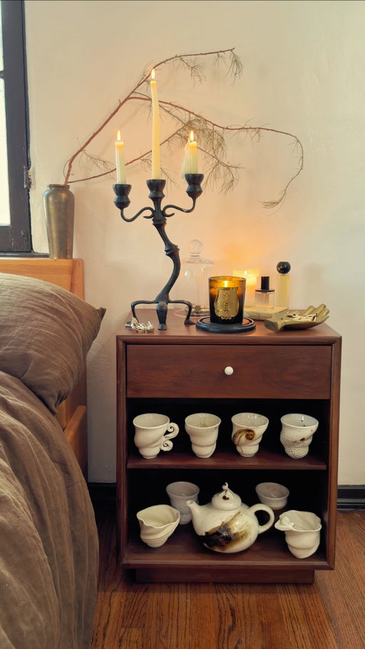 The power of the nightstand ✨I love changing up my nightstand because it’s one of those spots that actually reflects how I live. Sometimes it’s styled and minimal, other times it’s a little cluttered with books, glasses, candles, and whatever I’m reaching for. It might not always look perfectly staged, but it feels more authentic and lived in, which I honestly love so much more ✨ How do you style your nightstand? 

#vintagefurniture #interiorinspo #apartmentdecor #designinspo #fleamarketfinds