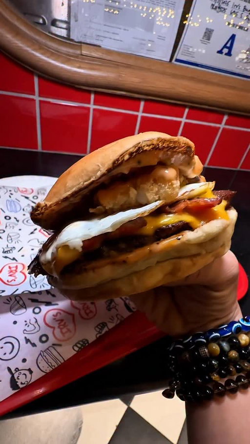 HANGOVER BURGER..🍔🍳
@RaisedinVegas + @IrvsBurgers Collab🔥
.
Hoping enough ppl try this so they keep it on the menu🤞🏼
(available all day until the end of December)
LAS VEGAS LOCATION ONLY🚨

btw why don’t more fast food burger joints serve burgers during breakfast? (like w/ regular bun, patty, eggs, bacon…)

📍 @irvsburgers inside @durangoresort
🍔 @RaisedinVegas’ Hangover Burger

LIMITER TIME until Dec 31st (Available All Day)

👇🏼tag a hangover buddy👇🏼

#breakfast #burger #vegas #food