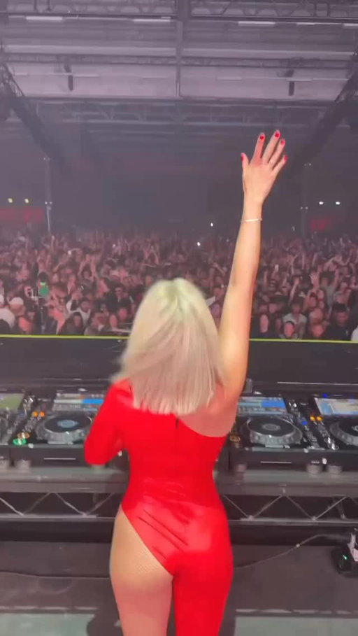 This crowd energy hit different 😮‍💨 Unreal moment when @tita_lau dropped ‘More Of The Same’ at Drumsheds, London 🔥🥵