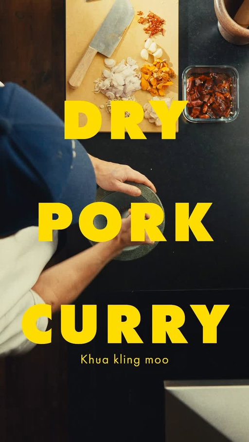 It might not look like much, but this dish packs some serious heat and bold flavour. 🔥

Dry pork curry - Khua kling moo

Paste:
Galangal
Shallot
Lemongrass
Garlic
Turmeric
Dried chili
Birdseye chili
White pepper
Black pepper

Minced pork
Palm sugar
Fish sauce
Lime leaves
Lemongrass
Chili