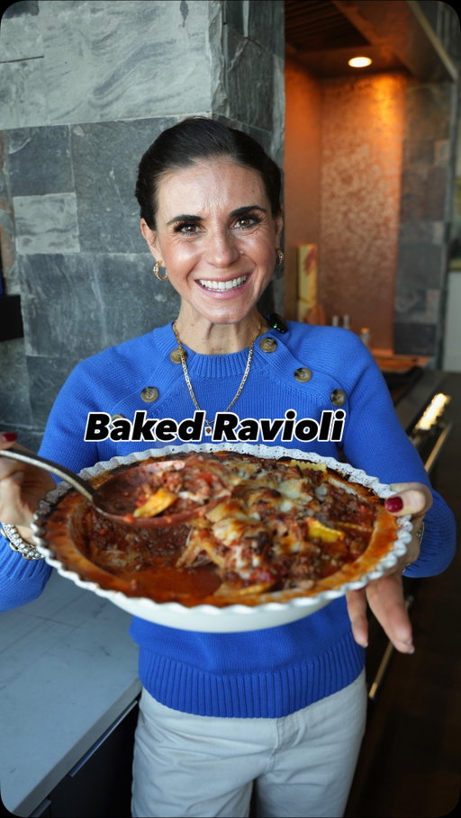 ❤️🇮🇹Baked ravioli layered in Nonna’s ragù and melty cheese 😋… pure comfort in every bite! A recipe the crowd goes 💯crazy for every time! Comment “RECIPE” and I’ll DM it to you ❤️, Elena.

#ravioli #ragu #bakedpasta #meatsauce #pastapasta