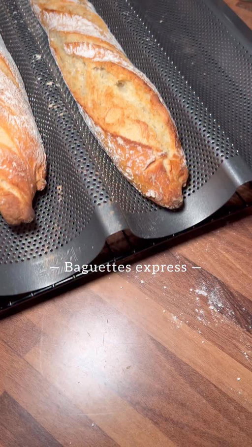 Baguettes express 🥖

Si je te dis que tu peux faire les mêmes baguettes chez toi en 2h 🙌🏼 un conseil : teste et tu vas être bluffé 😄

La recette pour 2 baguettes 

- 300g de farine (T65 Label Rouge pour moi) 
- 5g de levure fraîche 
- 6g de sel fin 
- 240g d’eau à température ambiante 

Protocole : 

Tu mélanges tous les ingrédients pendant environ 5/10 min. Tu laisses poser 15 min. 
- Tu fais 4 rabats ( n’hésite pas à mouiller tes mains) puis 15 min de pause. 
- Tu refais 4 rabats et tu laisses poser 1h (1h40 si il fait froid chez toi 😁) 
- Après le temps de repos tu refais 4 rabats sur le plan de travail bien fariné, tu boules la pâtes et tu sépares en deux pâtons. 
- Tu façonnes tes baguettes 

Cuisson: environ 25 min à 240 degrés avec de l’eau chaude dans la lèchefrite. 

Enjoy ❤️

#baguette#recettefacile#homemadebread#bread#recipe