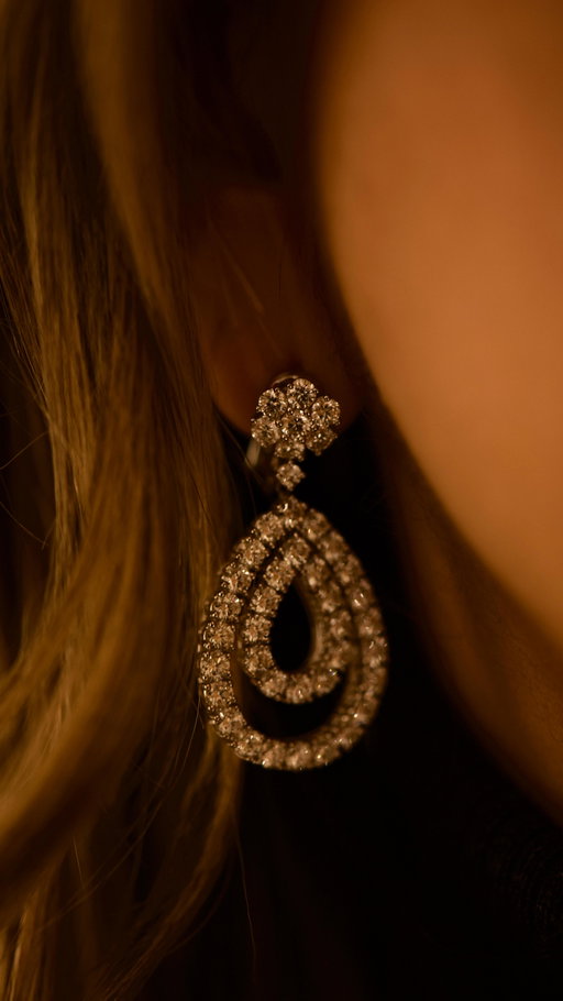 Quand la nuit tombe tôt, les diamants prennent toute leur place. Des éclats délicats pour les soupers, les fêtes, les moments qui s’éternisent.
Laissez nos experts vous guider vers les pièces qui vous ressemble.

.

When night falls, diamonds come alive. Subtle brilliance for dinners, celebrations, and the moments that linger.
Let our experts guide you toward the ones that feel like you.