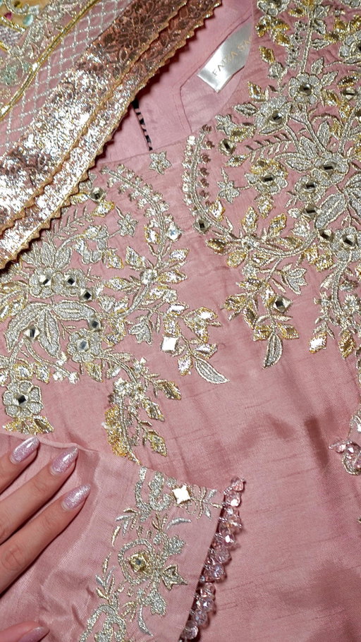 Wrapped in luxury and intricate detail 🤍 Wearing a stunning piece by @faizasaqlainofficial. Available at @noorjahan.canada 
@pakistanstreetstyle @pakistanfashionupdates @styledinpakistan @pakistanstylelookbook #pakistanstylelookbook #pakistanstreetstyle #pakistanidesigner