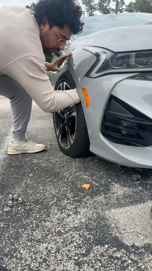 Changing tire without a jack is crazy 😩😩😩
(tt/rvndisky)
