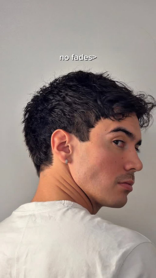 A natural textured look is classier, change my mind

.

#menshair #barber #hairadvice #haircut #wavyhair