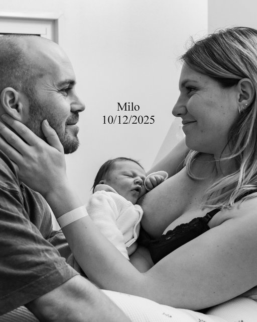 Bienvenue Milo 🤍
Le mercredi 10 décembre 2025 à 5h24, notre monde s’est arrêté… et en même temps, il a commencé.
Il nous a suffi d’une fraction de seconde pour t’aimer d’un amour que nous ne connaissions pas. Un amour immédiat, instinctif, inconditionnel. Tes yeux grands ouverts cherchaient déjà les nôtres, comme si tu savais exactement où tu arrivais.
Te voir apparaître, entendre tes premiers cris, te sentir contre nous lors de ces premiers peau à peau encore brûlants… ce sont des images, des sensations, des battements de cœur qui resteront gravés à jamais. Ces premiers regards nous ont fait fondre en larmes. 
Maman a vécu la grossesse et l’accouchement de ses rêves dans la douceur et le mouvement.  Et toi, tu es arrivé comme une évidence. Comme une étoile. Avec exactement tout ce que nous espérions, sans même savoir le formuler.
Papa rêvait d’un fils. Maman lui a donné. Et papa s’est effondré en larme en te voyant.
Aujourd’hui, ce qui nous anime, c’est de t’éduquer, de te transmettre notre amour pour la vie et l’aventure. De te montrer le monde, de t’apprendre à le comprendre, à l’aimer, à t’y faire une place.
Nous aimons profondément la vie, alors n’aie aucun doute : tu vivras intensément à nos côtés. Les obstacles, les peurs, les tempêtes, nous les traverserons pour toi… le temps que tu apprennes à le faire seul, et à devenir l’homme que tu choisiras d’être.
On a déjà hâte de te voir grandir. Et en même temps, on a peur du temps qui file. Alors on promet une chose : mettre de côté le superflu, ralentir, profiter, et te choisir — toi, nous, chaque instant. Papa et maman t’aiment au-delà de l’infini 🤍