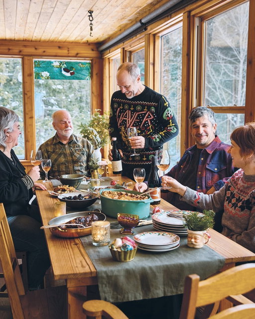 Préparez-vous aux fêtes avec la recette de boulettes gourmandes aux saveurs nordiques, réalisée par @jp_cooktheforest  tirée du livre Territoires - Hiver. 

Polyvalentes à souhait, ces boulettes seront délicieuses avec tout type de viande de chasse, de trappe ou de boucherie. Découvrez plus de recettes pour vos grandes tablées des fêtes et pour profiter de l'hiver avec le nouveau Livre Territoires - Tome 2 de nos amis @fabiencloutier  et Jean-Philippe Leclerc, disponible dès maintenant au hooke.ca

PORTIONS 6 
PRÉPARATION 30 MIN 
REPOS 1 H 
CUISSON 15 MIN

900 g (2 lb) de castor, haché
250 ml (1 tasse) de chapelure
1 œuf
60 ml (1⁄4 tasse) de ciboulette, ciselée 2 gousses d’ail, hachées
250 ml (1 tasse) d’airelles fraîches, ou de canneberges, hachées
3 c. à soupe de sirop d’érable
2 c. à soupe de pousses de sapin baumier,
hachées
1 c. à soupe d’huile de noisette Sel et poivre noir du moulin
2 c. à soupe de beurre

Dans un grand bol, mélanger tous les ingrédients, sauf le beurre. Couvrir et laisser reposer au réfrigérateur 1 heure, le temps que la préparation gagne en saveur.

Façonner de petites boulettes d’environ 3 cm (1 1∕8 po) de diamètre.

Dans une poêle, à feu moyen-vif, faire fondre le beurre. Ajouter les boulettes et cuire environ 15 minutes, en retournant de temps en temps afin qu’elles dorent uniformément.

Joyeuses fêtes!! 
...

Get ready for the holidays with this gourmet Nordic-style meatball recipe by @jp_cooktheforest , from the book Territoires - Hiver.

These versatile meatballs pair perfectly with wild game or traditional meats. For more holiday feast inspiration and winter recipes, check out Territoires - Tome 2 by @fabiencloutier and Jean-Philippe Leclerc, available now at Hooke.ca

Happy Holidays!!