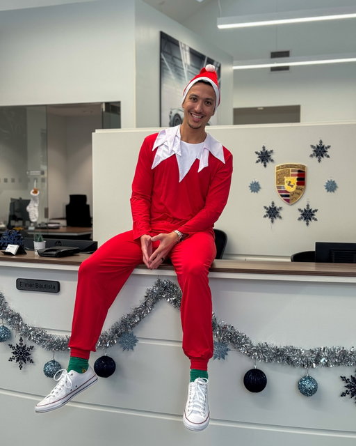 Elf on the Shelf, Porsche edition. Featuring our GM, Neal, spreading holiday cheer around the dealership.
.
.
.
#Porsche #PorscheLife #VA #Virginia #ViennaVA #TimelessMachine #ThereIsNoSubstitute #PenskeAutomotiveGroup #TysonsCorner #PorscheUSA #PorscheTysonsCorner