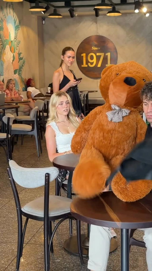 Giant Teddy Magic 😂🧸 #reels @isabellamessens
