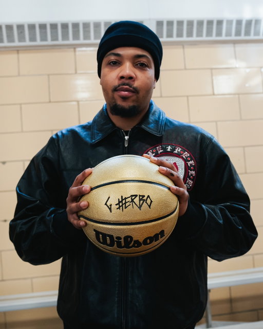 Chicago ties. 🤝

In collaboration with @NoLimitHerbo and his @SwervinThroughStress Foundation, Herb surprised students at Epic Academy with an appearance, fireside chat, and some equipment. In addition, we teamed up with Herb to gift gold commemorative Wilson Basketballs to (9) MVP students. 

As Epic Academy prepares to close its doors at the end of the school year due to broader challenges impacting schools citywide. This event aimed to provide students with a moment of encouragement, as the holiday season approaches.
#WilsonBasketball #BondedByBall
