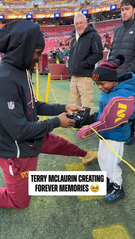 His smile was priceless 🫶

PHIvsWAS – 5pm ET on FOX/FOX One
watch.nfl.com