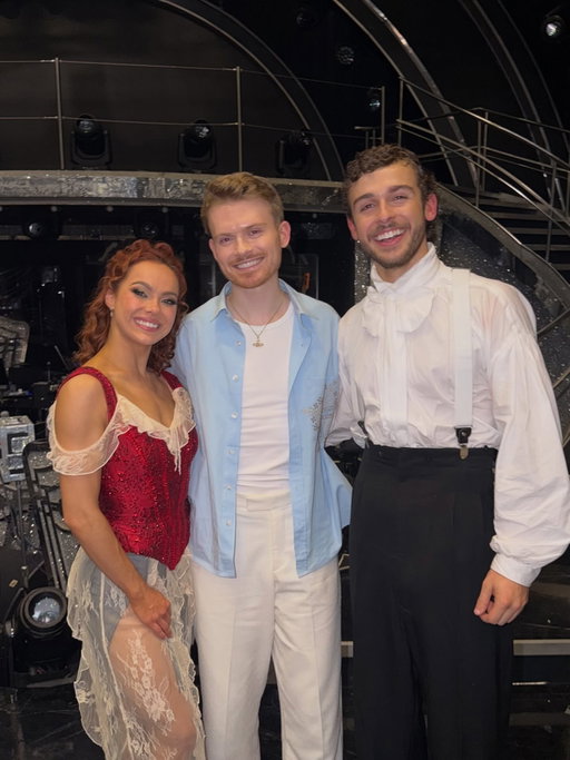 My winners 🫶🏻 so proud and not at all upset that I bet a significant amount of money that you'd win @georgeclarkeey just pay me back tomorrow and we're sorted. All jokes aside couldn't be prouder as I have seen first hand how hard both of you have worked. I don't think you could have had a better partner in @alexis_warr she is truly incredible. Will always be the winners in my eyes what an incredible final @bbcstrictly