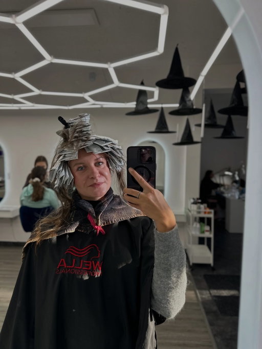 New year = new hair 💇🏼‍♀️

Thank you @salon.whiteblue 
#yeg #edmonton #hairstyle