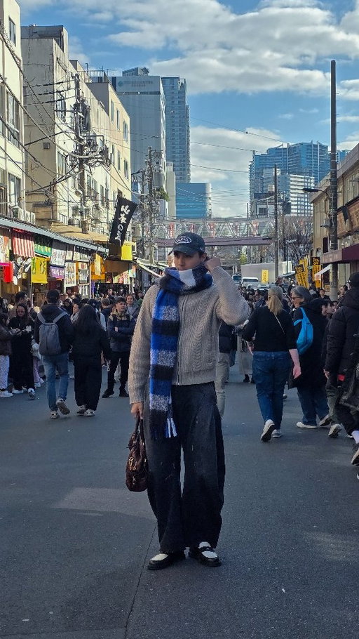 Styling a fitttt in Tokyo 🕺🇯🇵

Okay so apparently I'm DEEP WINTER according to my colour analysis, meaning darker colours make my facial features pop more 🖤

Little additions of colour can also help, so I used Nano Banana to give me a few ideas and it was actually so useful 🙏

Let me know what you think?? Is blue my colour??

@samsungau

#SamsungPartner
#FlipTheCity