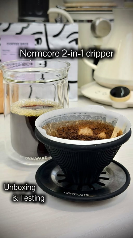 New toy for pour overs, 2-in-1 dripper from @normcorewares!

Since I am learning pour overs and I wanted to have one that can do both V60 and flat bottom filters, not to end up with a million drippers, and I also wanted to test the drip mode on La Seine X, this one does it all! It’s compact, it’s made of metal and no plastic so it is “healthier”, has the edges covered with a plastic/silicone (where the water doesn’t reach) being perfect for holding it for little shaking during brewing and putting it apart after extraction, and it comes with a very useful base to place the dripper after extraction, very well thought! And I will also try the flat metal plates (slow and fast flow) for flat bottom filters soon and try to understand the differences!

Pour over gear tools used:
• Flow M6 Pro kettle from @cocinarecoffee 
• K6 manual grinder from @kingrinder 
• Scale from @maestrihouse 
• Double wall tasting glass from @ovalwarecoffee
• Coffee beans (Costa Rica - Las Lajas) from @coffeebros 

#coffee #cafe #coffeetime #fyp #foryou