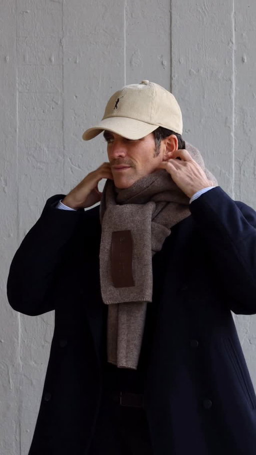 My @poloclub look: Este look con inspiración Old Money se ha convertido en uno de mis preferidos para estas Navidades 🫶🏻

El abrigo con abotonadura doble será uno de mis imprescindibles!

🎥 by @albertoortizrey 

*publi