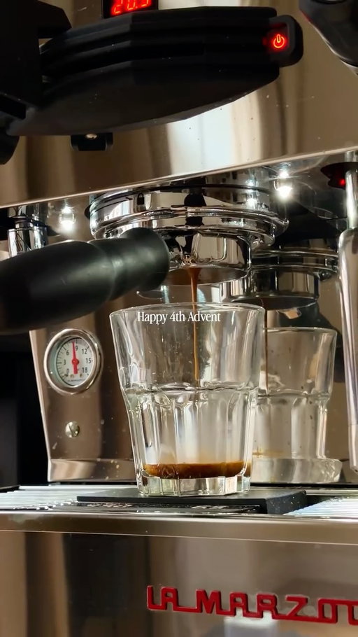 How are you spending your 4th advent? 🕯️
•
•
•
•
#homebarista #coffee #advent #lamarzocco #coffeelover