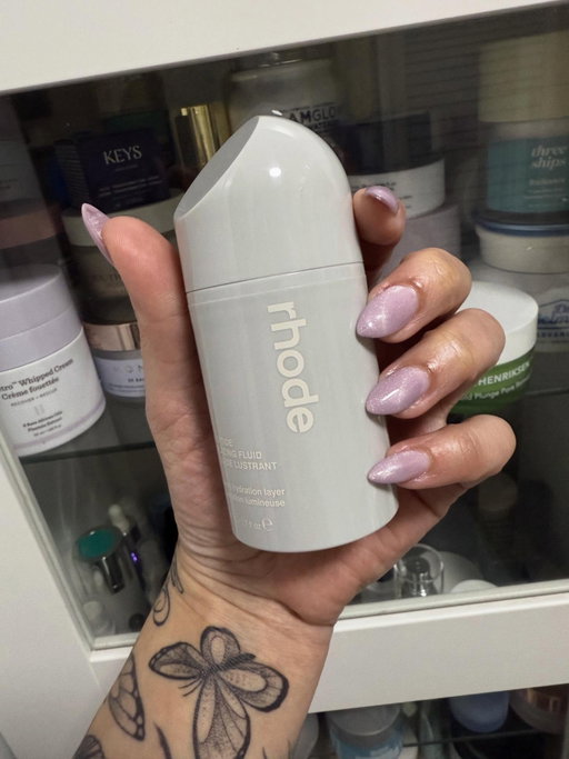Sometimes its okay to have a natural photo thats not all perfectly set up! Its still G O R G E O U S like @rhode Peptide Glazing Fluid. I am beyond thrilled that Canada now sells Rhode and that its at my local @sephoracanada 

#rhodeskin #rhodeskincare #sephoracanada