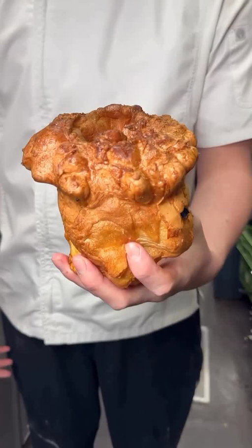 Hearing ALOT of debate about Yorkshire puddings with Christmas dinner??? YES OR NO. What is your family going to do this year? VOTE BELOW 👇 

📍 The incredible product in the video is from @hillarysbeachclub - best we’ve seen for a while 👏 

#foodreviewclub #christmasdinner #yorkshirepudding