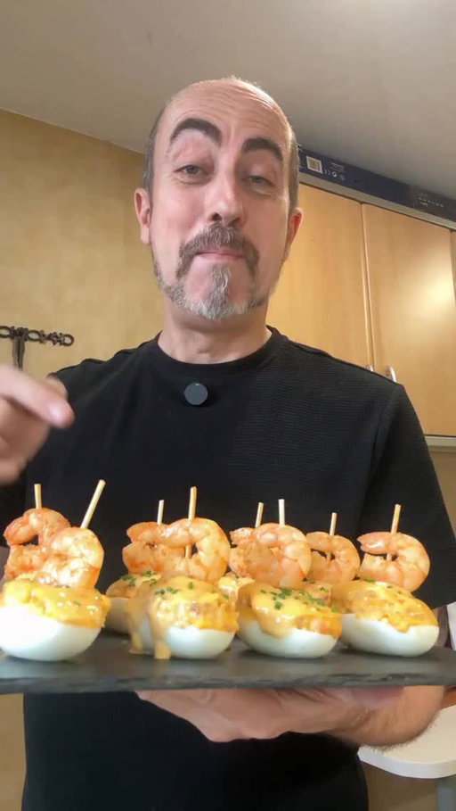 Huevos rellenos con gambas a ajillo y jamón ibérico!
El aperitivo navideño más original. Nadie pidió reinventar los huevos rellenos, pero alguien tenía que meterles gambas al ajillo y jamón ibérico. Hay platos que no son para sorprender, son para que te hagan la ola y te pidan la receta. Anímate con este aperitivo tan resultón para triunfar estas navidades!!
•
INGREDIENTES:
8 huevos
150 grs. jamón ibérico lonchas
24 gambas o langostinos
6 dientes de ajo
60 ml. AOVE
•
MAYONESA DE AJILLO:
El aceite del ajillo (*)
80 ml. aceite girasol
2 huevos
Sal
•
Pela las gambas y resérvalas. Pon aceite de oliva en una sartén y saltea las cáscaras/cabezas de las gambas extrayendo todos los jugos, cuela todo el aceite y resérvalo para la mayonesa (deja que se enfríe). Cuece los huevos 9 mins., pela y parte a la mitad. Para la mayonesa, pon el aceite del ajillo (*) que tienes reservado, agrega dos huevos y sal, ve batiendo poco a poco para que vaya emulsionando y vierte más aceite de girasol hasta que la mayonesa tenga la textura que prefieras.
•
Trocea finamente las lonchas de jamón ibérico y las gambas/chips de ajo (reserva unas pocas gambas para decorar los huevos), añádeselos a las yemas machacadas, agrega un poco de mayonesa y mezcla todo. Para el montaje, rellena los huevos, napa con la mayonesa casera, un poco de cebollino fresco picado y una gamba con un palillo para terminar.
•