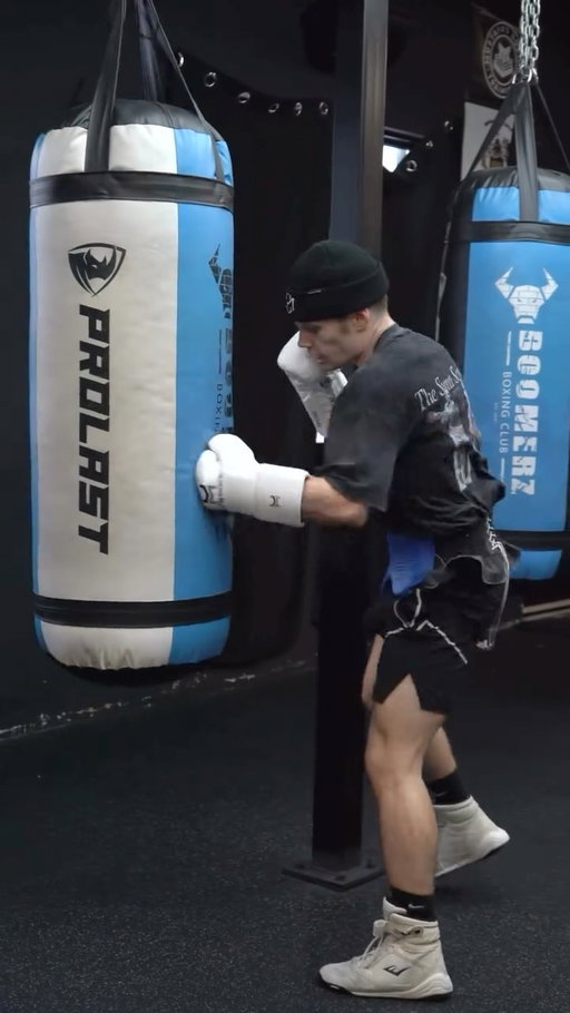 Some work after sparring. Fit @chmpmdst 
-
-
-
#boxing #boxingtraining #boxeo