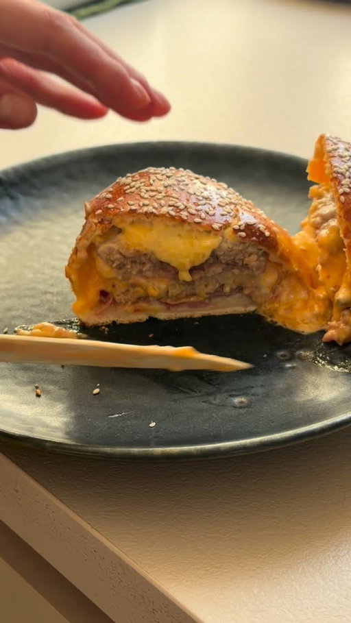 Mňam tak tohle je top 👌🏻rychlý a skvělý 🥳 
Budete potřebovat: 
Kynuté těsto (koupila jsem v Lidlu)
Mleté maso- ja použila směs hovězí a vepřové 👌🏻(nakořeňte dle chuti( sůl, pepř, sojovka, paprika, rozmarýn, parmazán 👌🏻
Cibule
Okurky
Tavený toustovy sýr
Hermelin
Slanina (Schwarzwaldská šunka)
Syr ja použila chedar👌🏻
Na závěr jsem potřela vajíčkem a posypala sezamovým semínkem 👌🏻
Trouba 180 stupňů cca 40 min 🥳👌🏻