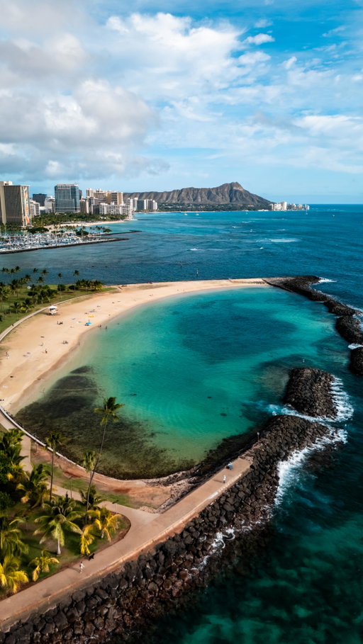 Here are 3 things to do in Honolulu!   
1. Hike Diamond Head Crater - A short hike, and the views are incredible! 
2. Visit @alamoanacenter - The world’s largest open-air shopping center and home to more than 350 stores and restaurants. A must when in Honolulu! 
3. Relax at Ala Moana Beach Park - Directly across the street from Ala Moana Center. Relax and watch the surfers, go swimming at Magic Island, or admire the view of Diamond Head directly from the park. 

#alamoanacenter_partner #alamoanacenter #hawaii