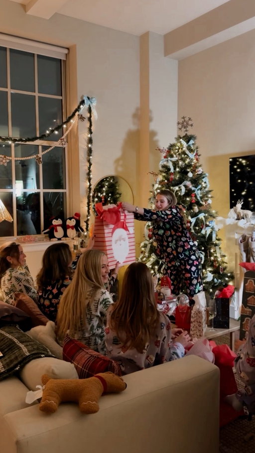 #AD Your sign to host a favorite things party – comfort edition! Spoiler alert, everyone got to take home a pack of @quiltednothern as it’s the gift that keeps on giving 🧻 shop here! https://lnks.co/gzVy7G8 #QNPartner #hosting #etiquette #holidayhosting