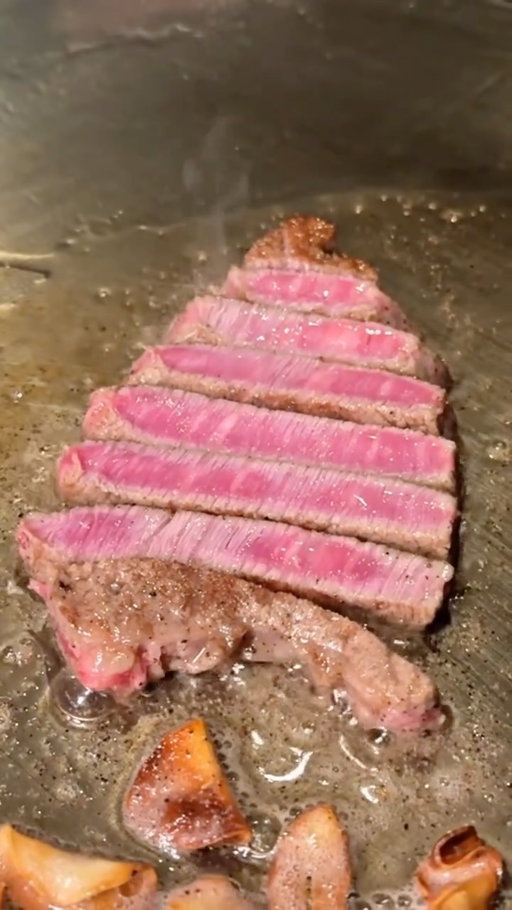 Traditional Japanese Teppanyaki is a whole different experience and @ousaka_wagyu_plazaosaka is the perfect example of that! Check out this beautiful A5 Wagyu Filet we enjoyed as part of their 40,000 yen Ultimate Wagyu Experience menu. 

#steak #asmr #beef #filet #sizzle